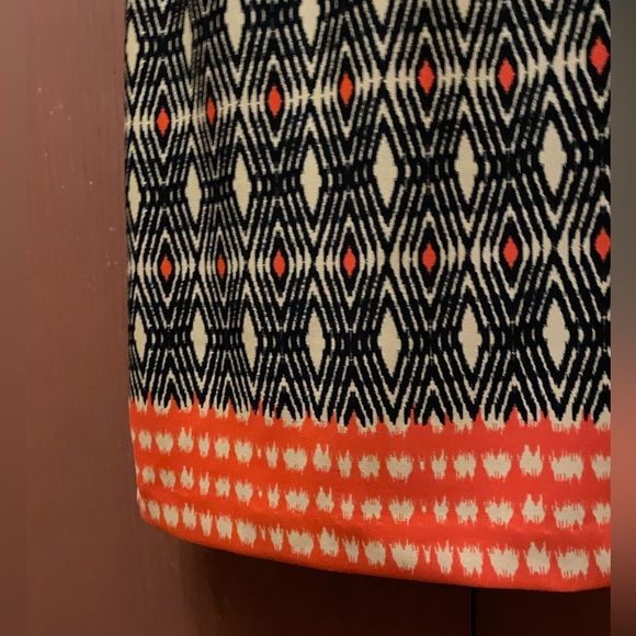 Beautiful sleeveless shift style dress in size 8 with a lovely cut out back. - Picture 3 of 10